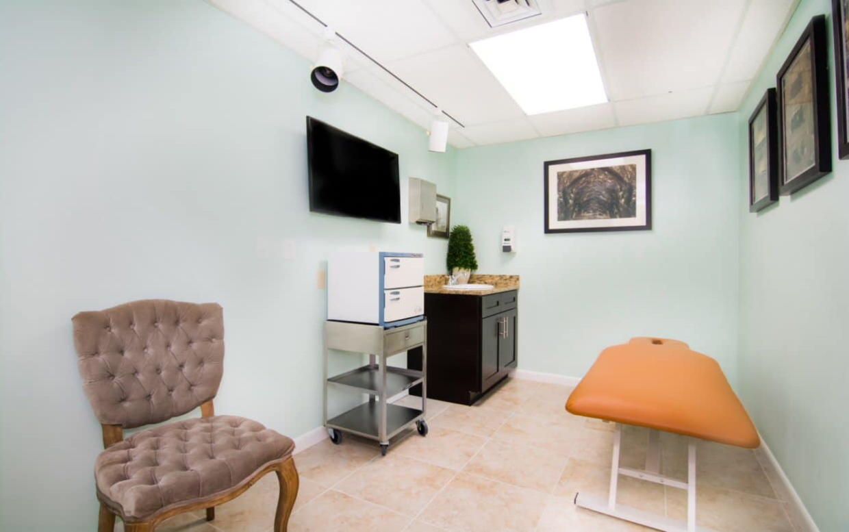 Physical Therapy Room of Chiropractor In West Palm Beach office